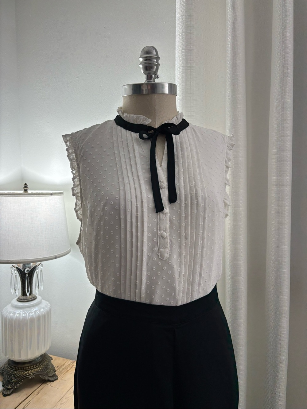 ELLE White Swiss Dot Pintuck Sleeveless Blouse with Black Neck Tie, XL, GUC